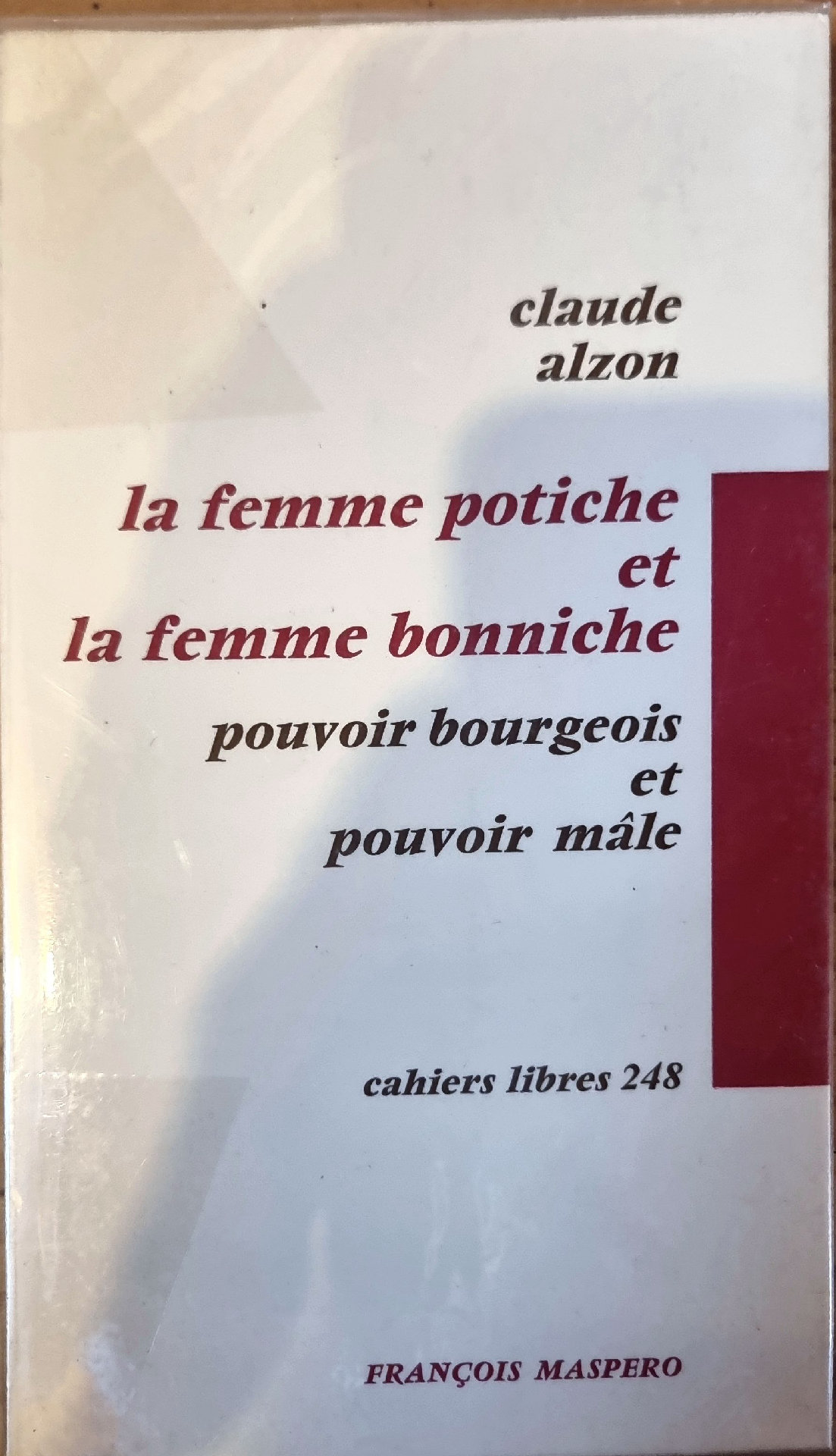 La femme potiche et la femme bonniche pouvoir bourgeois et pouvoir mâle