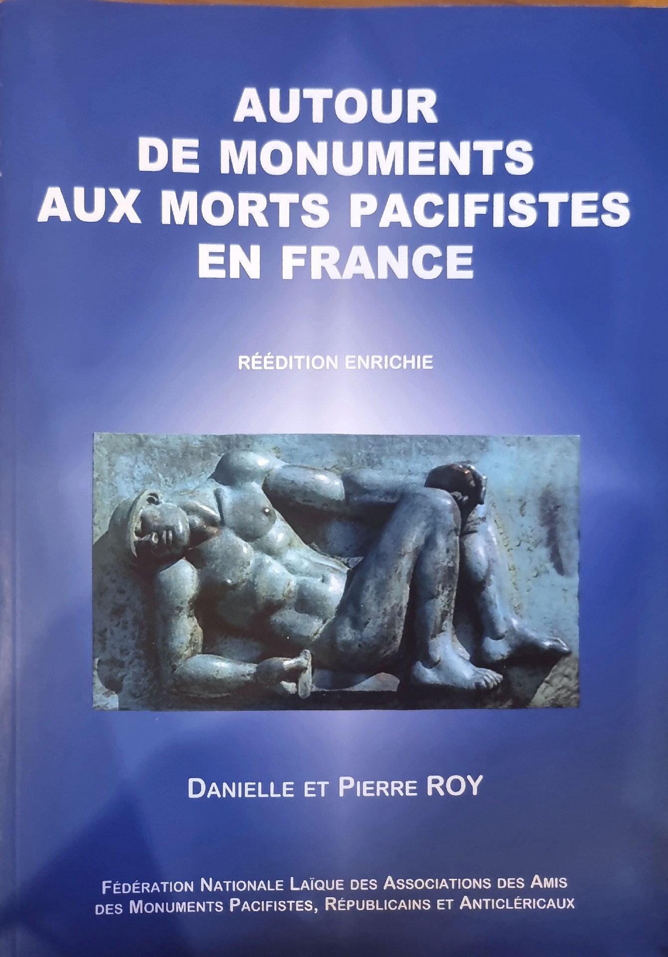 AUTOUR DE MONUMENTS AUX MORTS PACIFISTES EN FRANCE